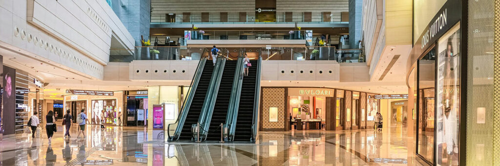 ¿Debo pagar IVA sobre gastos e impuestos en el arrendamiento de un local de negocio?